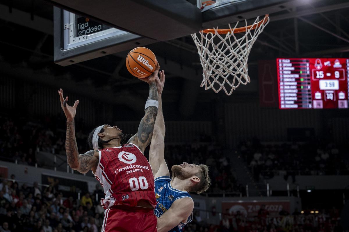 Robinson, peleando por un balón durante el choque ante el Burgos en el Felipe