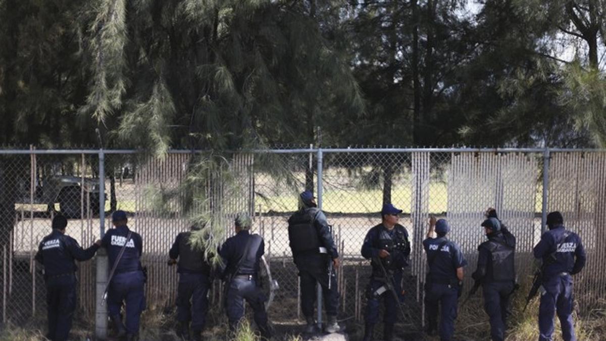 Un grupo de policías federales durante el tiroteo en un rancho de Tanhuato