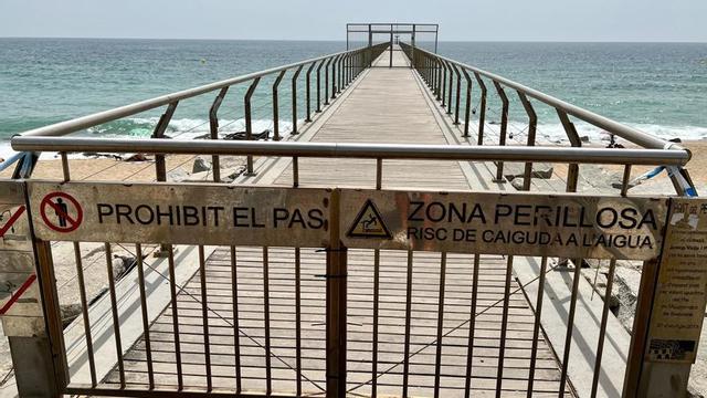El pont del Petroli de Badalona, tancat al públic.