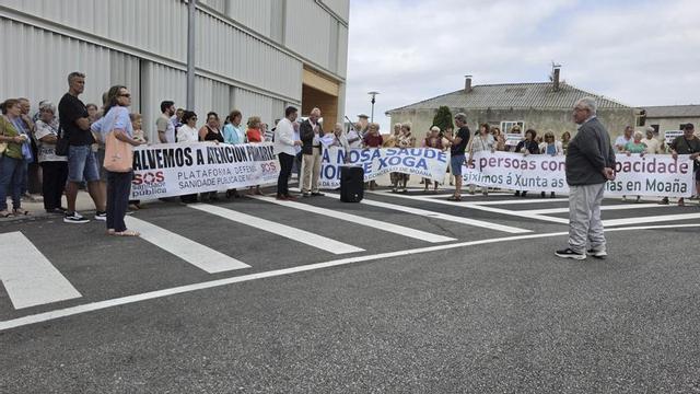 Un momento de la intervención de Gabriel Ferral ante el nuevo centro de salud.  | F.G.S.