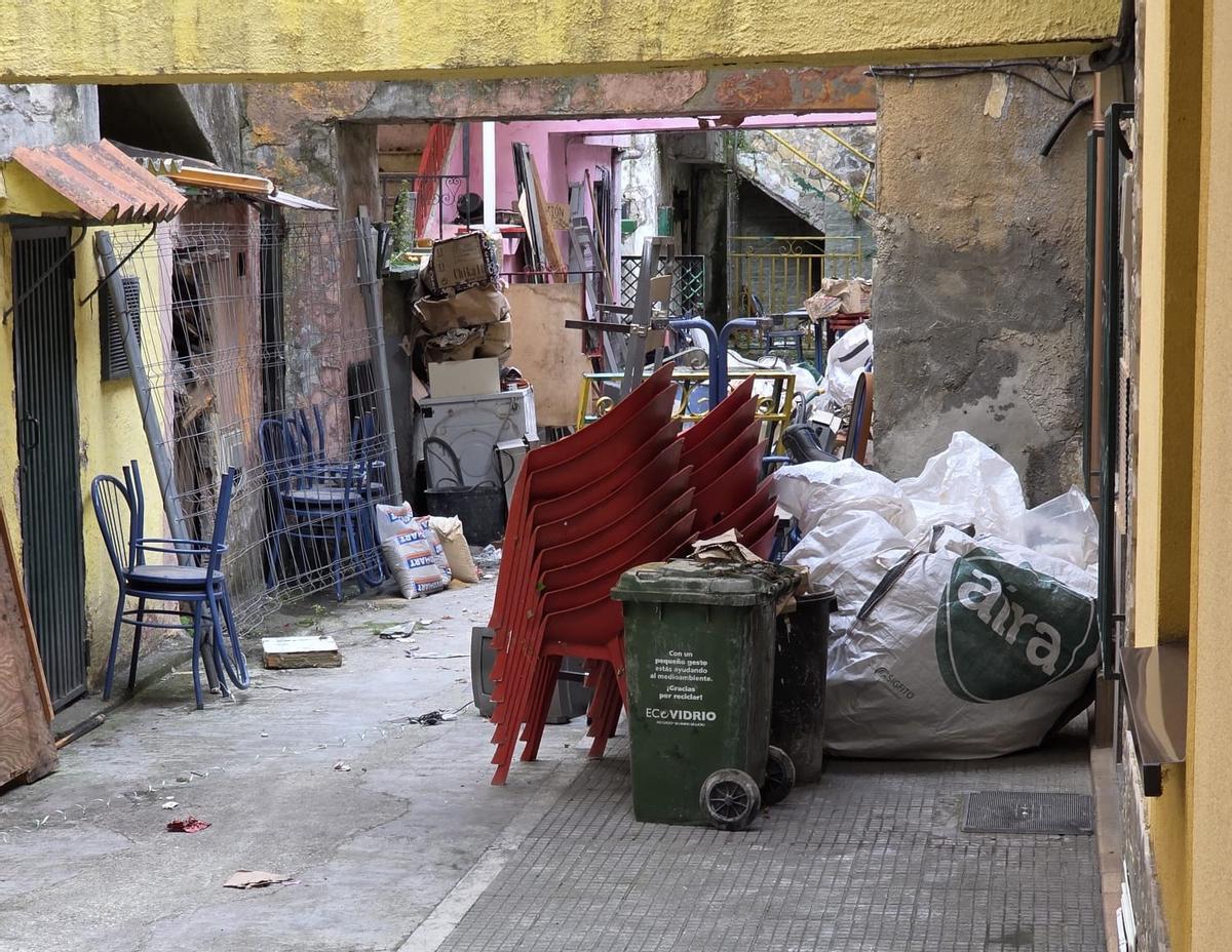 Basura en el callejón interior de la céntrica Leopoldo Alas Clarín.