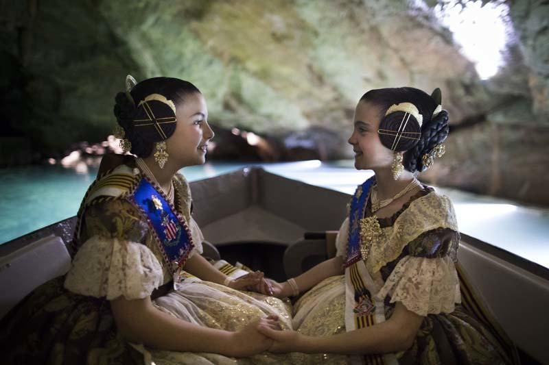 Visita de la fallera mayor infantil y la corte de honor a les Coves de Sant Josep