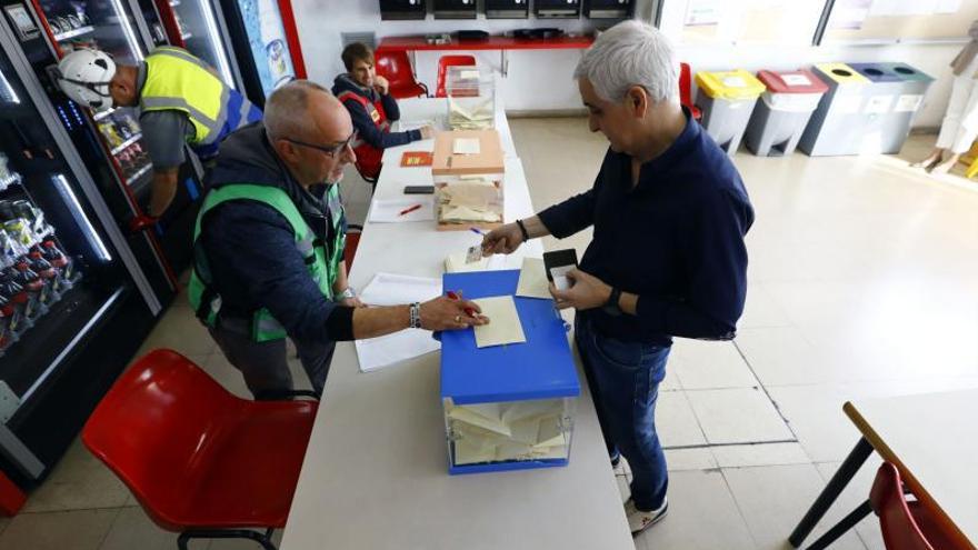 Un empleado de la empresa del autobús urbano de Zaragoza participa en el referéndum, ayer.  | JAIME GALINDO
