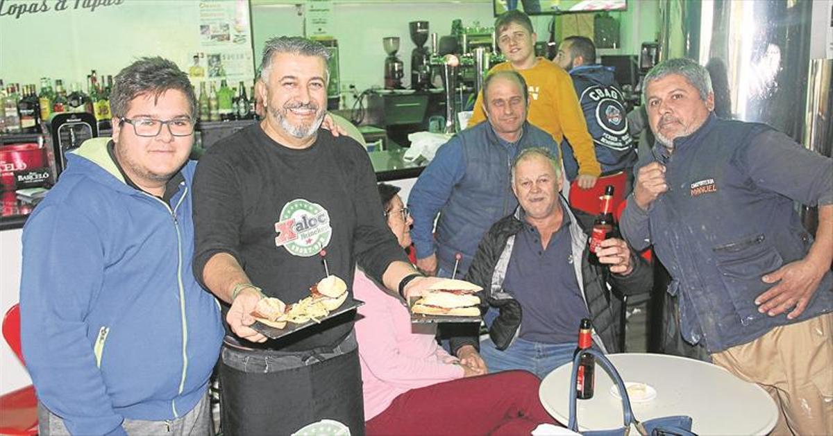 La Feria del Serranito de El Carpio vende 3.500 unidades de este «plato típico»
