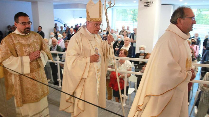 El obispo durante la inauguración del nuevo centro, consagrado también como iglesia. |   // IÑAKI OSORIO