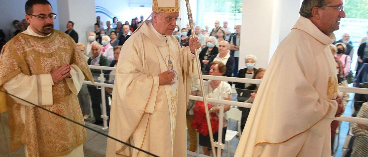 El obispo durante la inauguración del nuevo centro, consagrado también como iglesia. |   // IÑAKI OSORIO