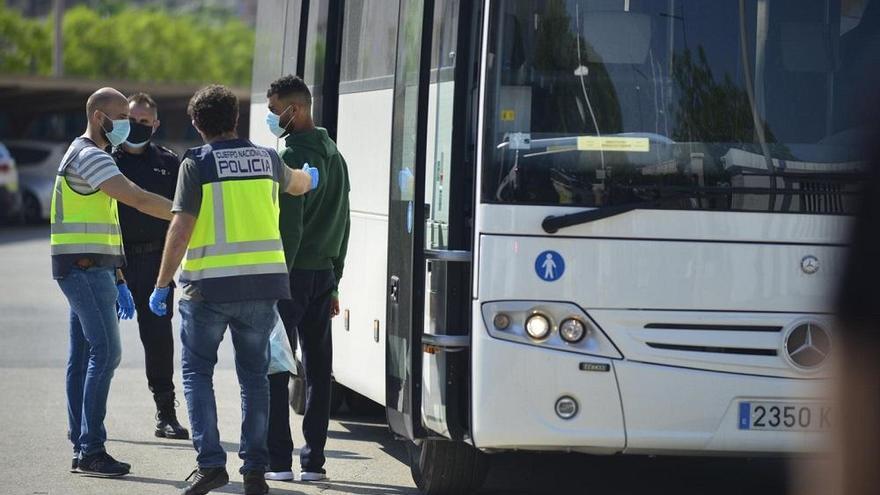 Agentes de la Policía Nacional atienden a los migrantes.