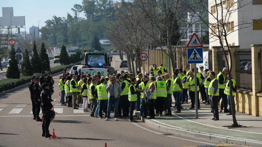 Los agricultores tiran patatas, lentejas y garbanzos en Badajoz para denunciar productos &quot;de terceros países&quot;