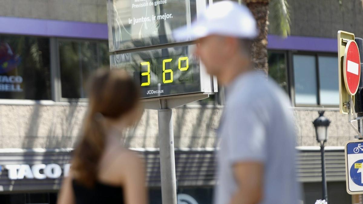 Un termómetro a 36 º C en el centro de València este domingo.