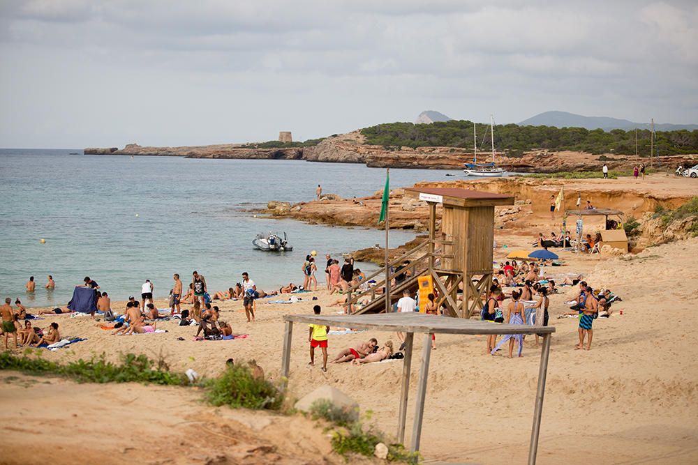 Sant Josep recupera las playas de los efectos del temporal de lluvia