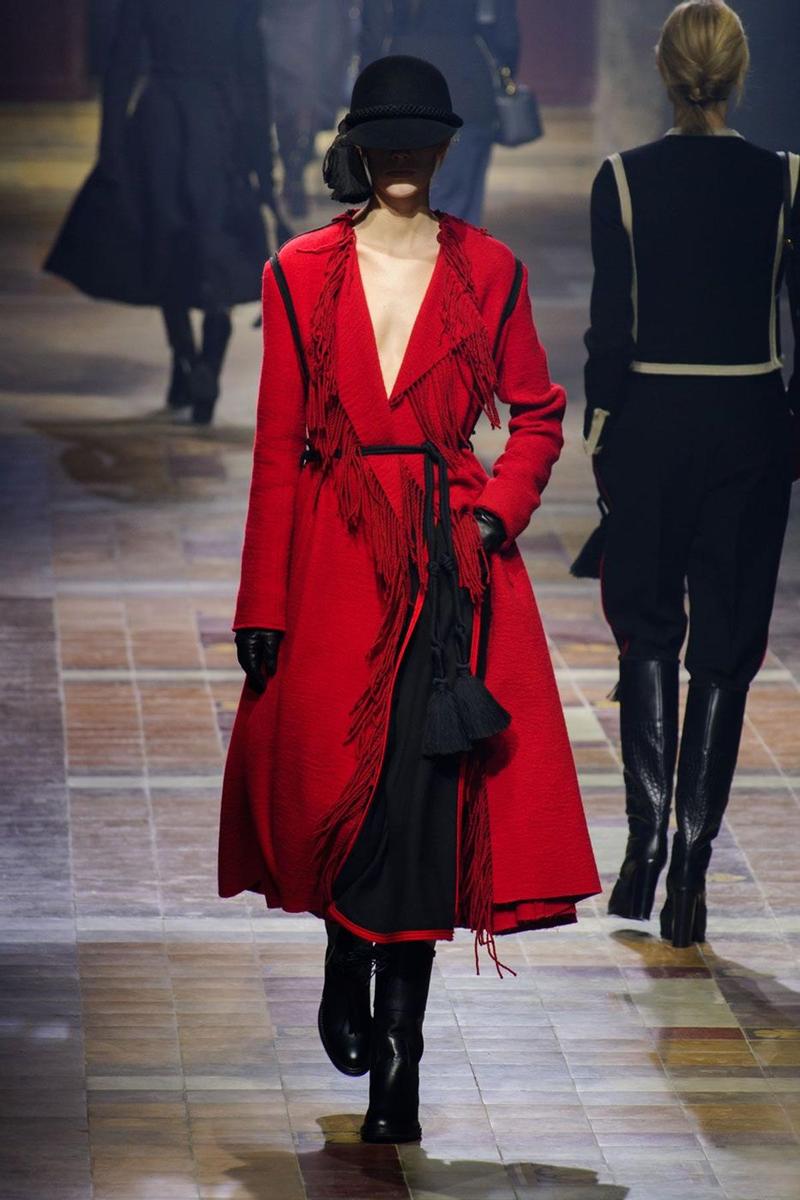 Lanvin Otoño/Invierno 2015/16, abrigo rojo con flecos