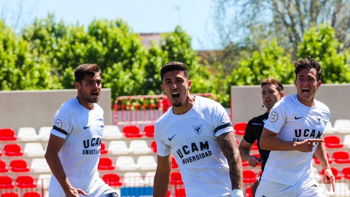 Miki Bosch celebrando su gol de cabeza