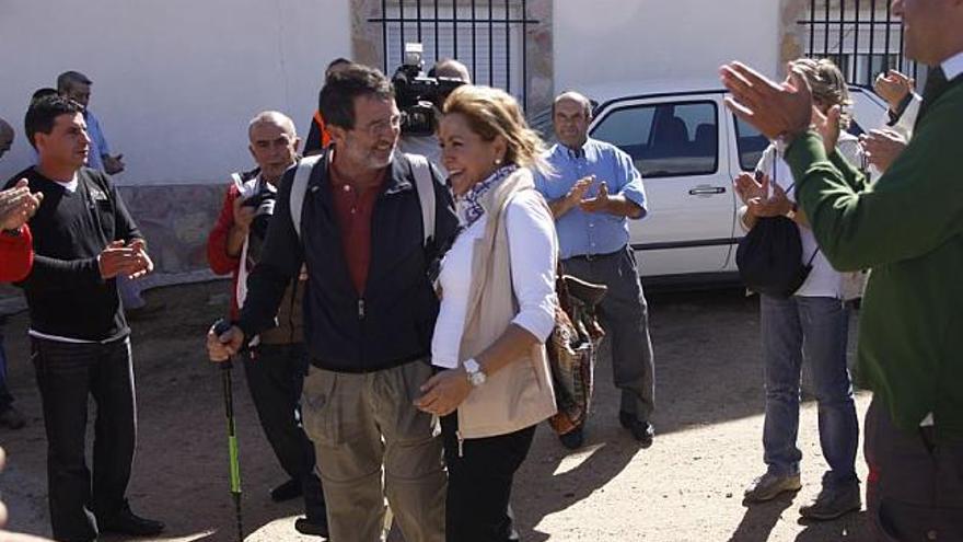 Los alcaldes de Benavente y Zamora, en el momento del encuentro después de varios kilómetros recorridos.