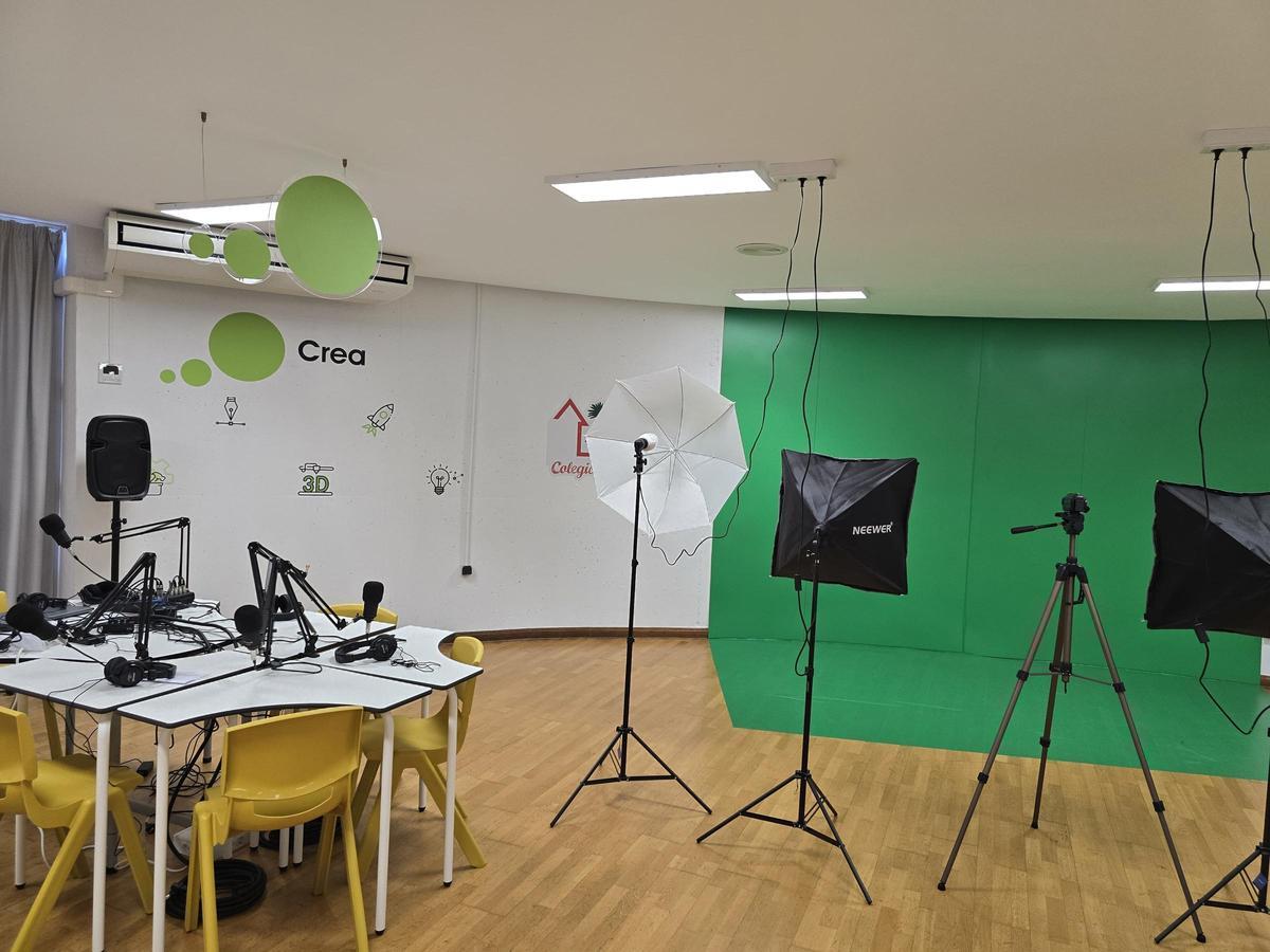 Aula Crea, dedicada al desarrollo de proyectos con programación, robótica, impresión 3D, podcast y video.