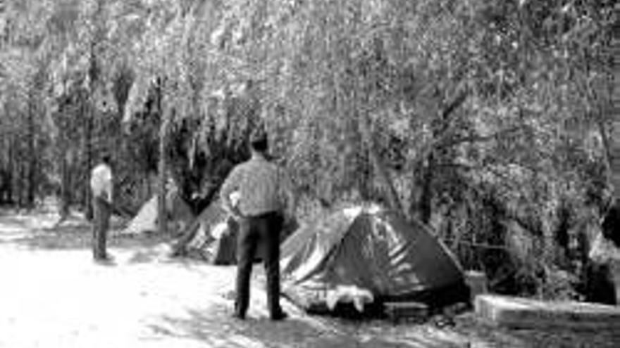 Unos 20 rumanos acampan ilegalmente en el río Zújar