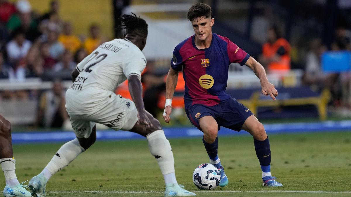 Pau Victor intenta superar a Mohammed Salisu durante el encuentro del torneo Joan Gamper