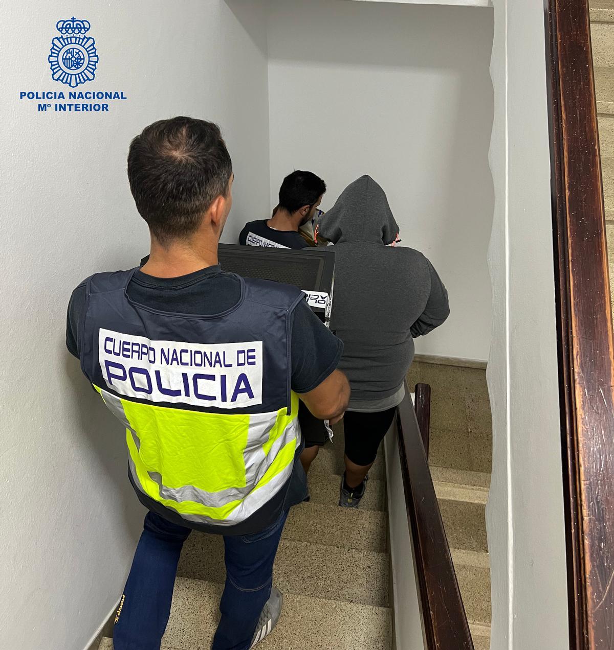 Traslado de uno de los detenidos.