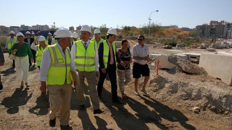 El alcalde, Francisco de la Torre, visitó ayer las obras del bulevar.