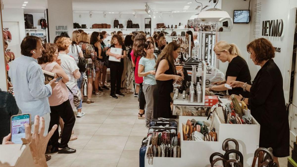 Cola de clientes en una zapatería en la anterior campaña.