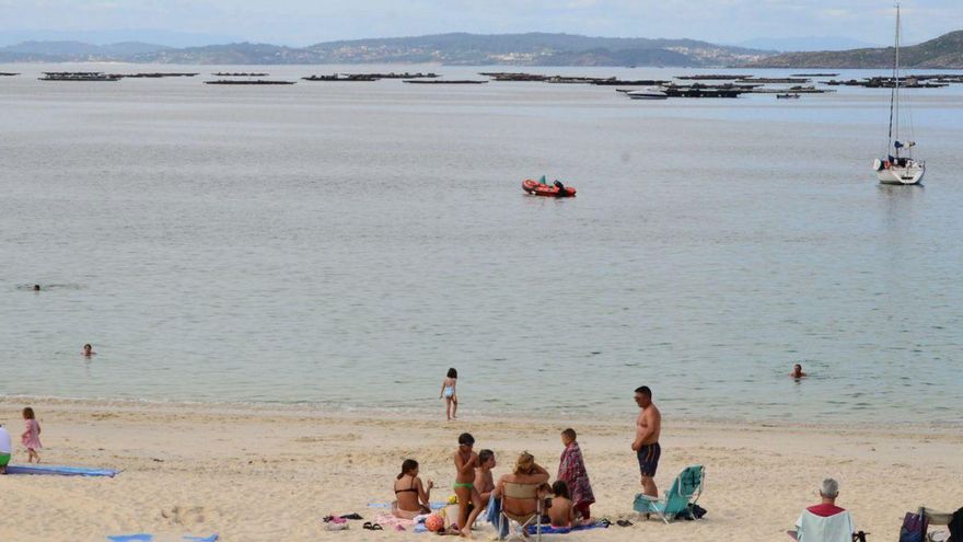 La embarcación de salvamento, junto a una boya en la playa de Areabrava.