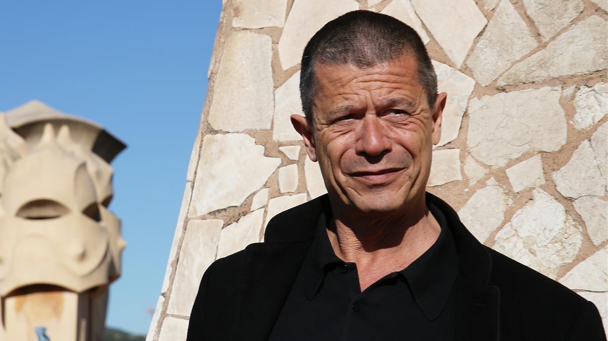 Emmanuel Carrère, en la terraza de La Pedrera. 