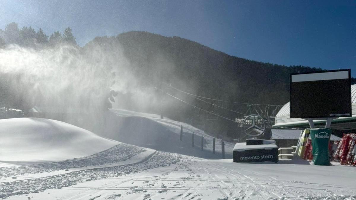 Un canó produint neu a Masella