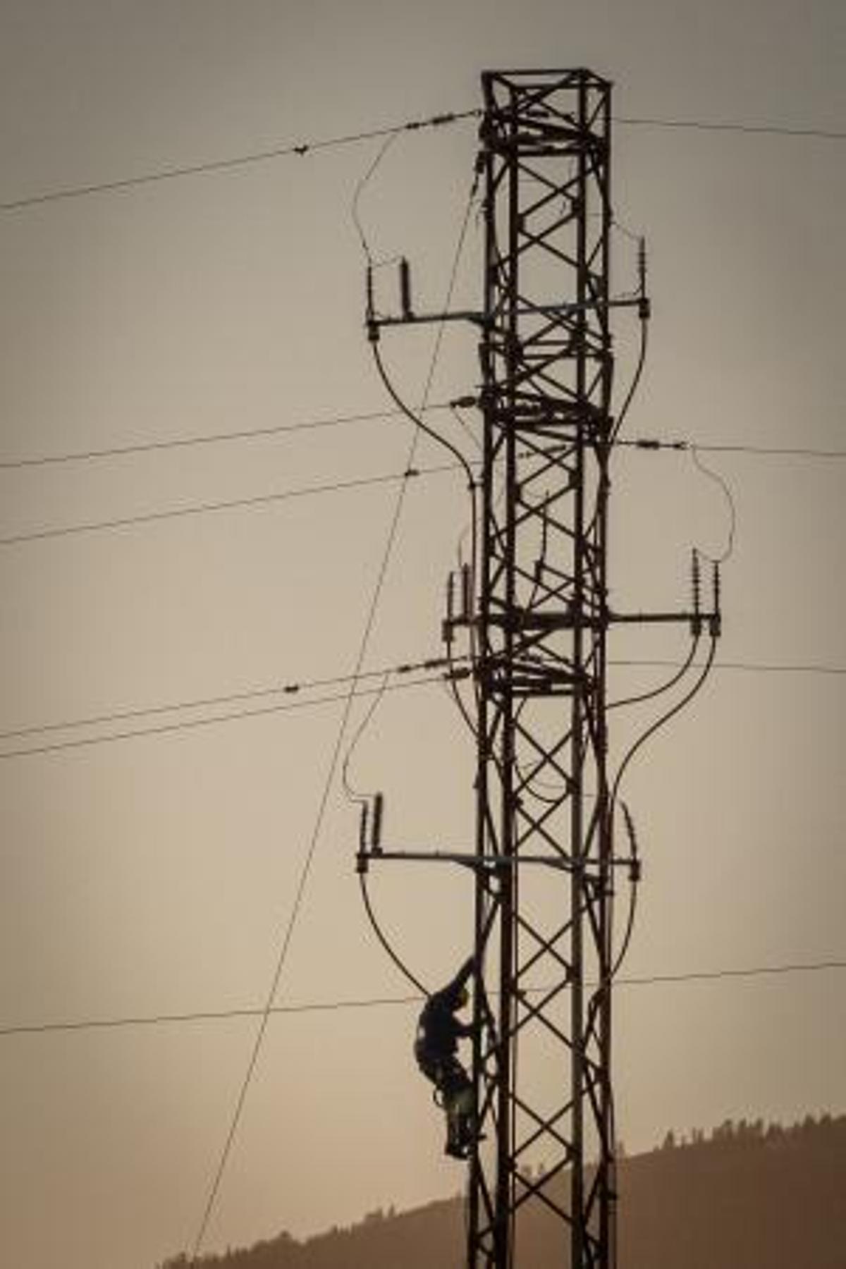 Caída de cableado eléctrico en Arico.