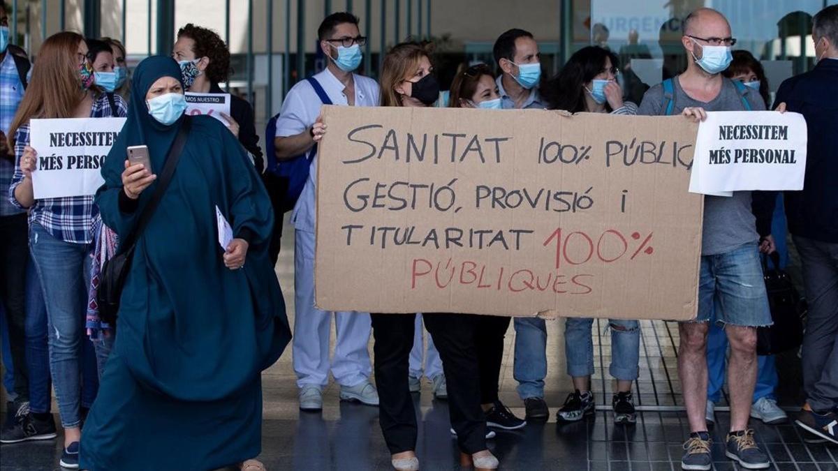 Protesta de los sanitarios del Hospital del Mar, en Barcelona