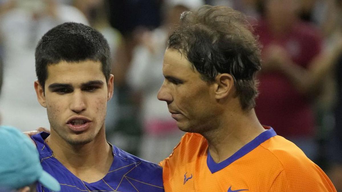 Alcaraz y Nadal en su enfrentamiento en Indian Wells.  | EFE/RAY ACEVEDO
