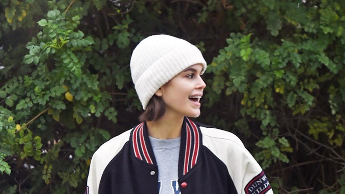 Haz como Kaia Gerber que combina los leggings con chaqueta deportiva para un 'lookazo' digno de estar en casa