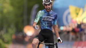 Valentin Paret-Peintre celebra la victoria en el Giro.