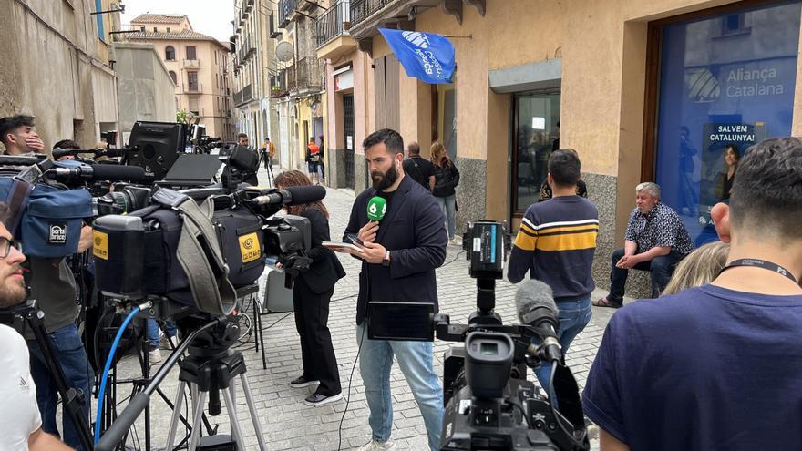 Els mitjans de comunicació que no han pogut entrar a dins la seu d’Aliança Catalana a Ripoll
