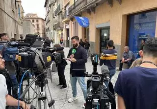 Els mitjans de comunicació que no han pogut entrar a dins la seu d’Aliança Catalana a Ripoll
