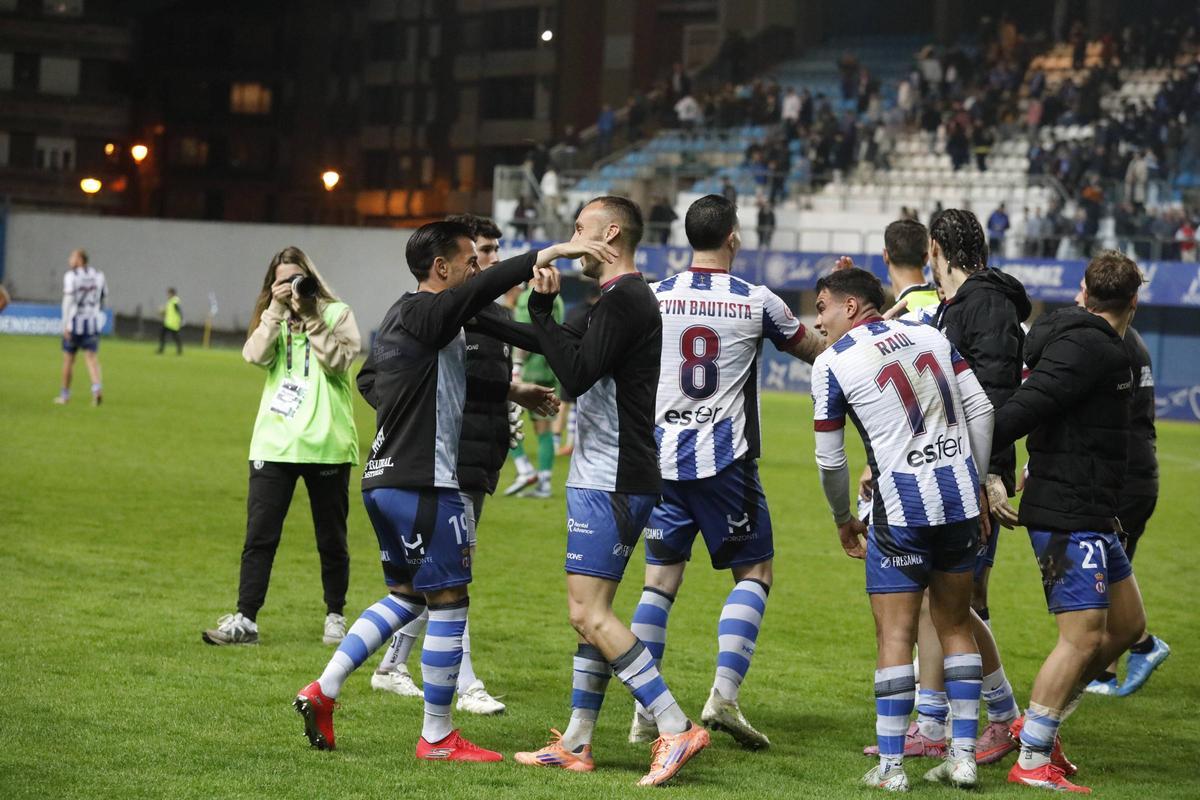 Los jugadores del Avilés celebran la victoria ante el Ourense