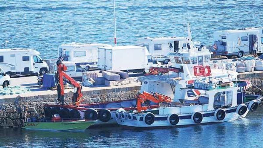 Autocaravanas ocupando el puerto de O Grove, en el verano de 2010.  // Faro