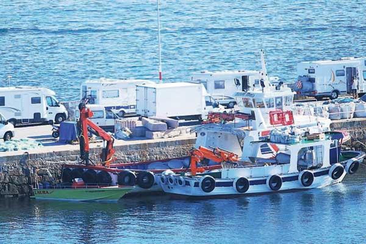 Autocaravanas ocupando el puerto de O Grove, en el verano de 2010. // Faro