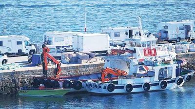 Autocaravanas ocupando el puerto de O Grove, en el verano de 2010. // FdV