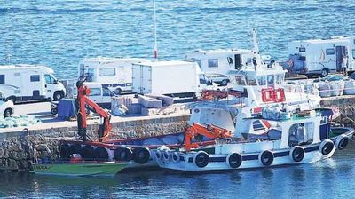 Autocaravanas ocupando el puerto de O Grove, en el verano de 2010.  // FdV