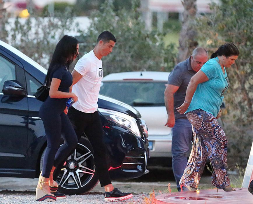 Cristiano Ronaldo, su familia y Georgina, en Ibiza.