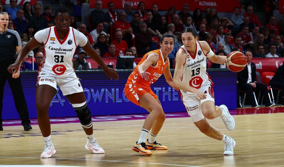 Pueyo avanza con el balón ante la mirada de Gueye en el duelo europeo ante el Valencia