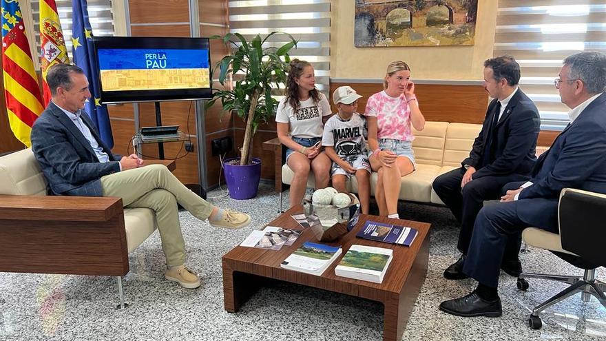 Un momento de la reunión entre el cónsul y el alcalde.