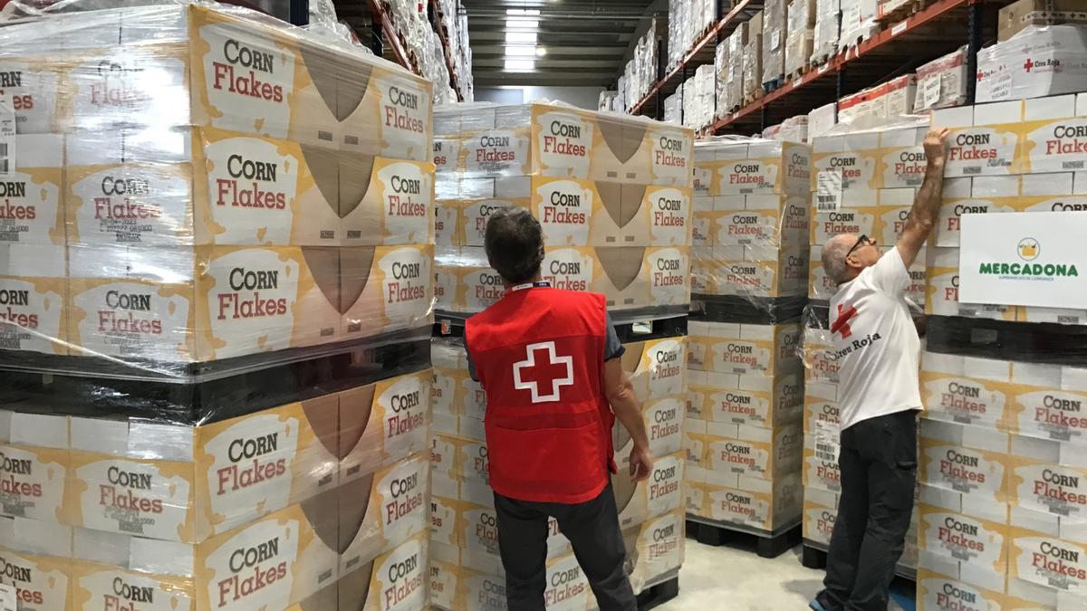Entrega de paquets de cereals Hacendado a la Creu Roja