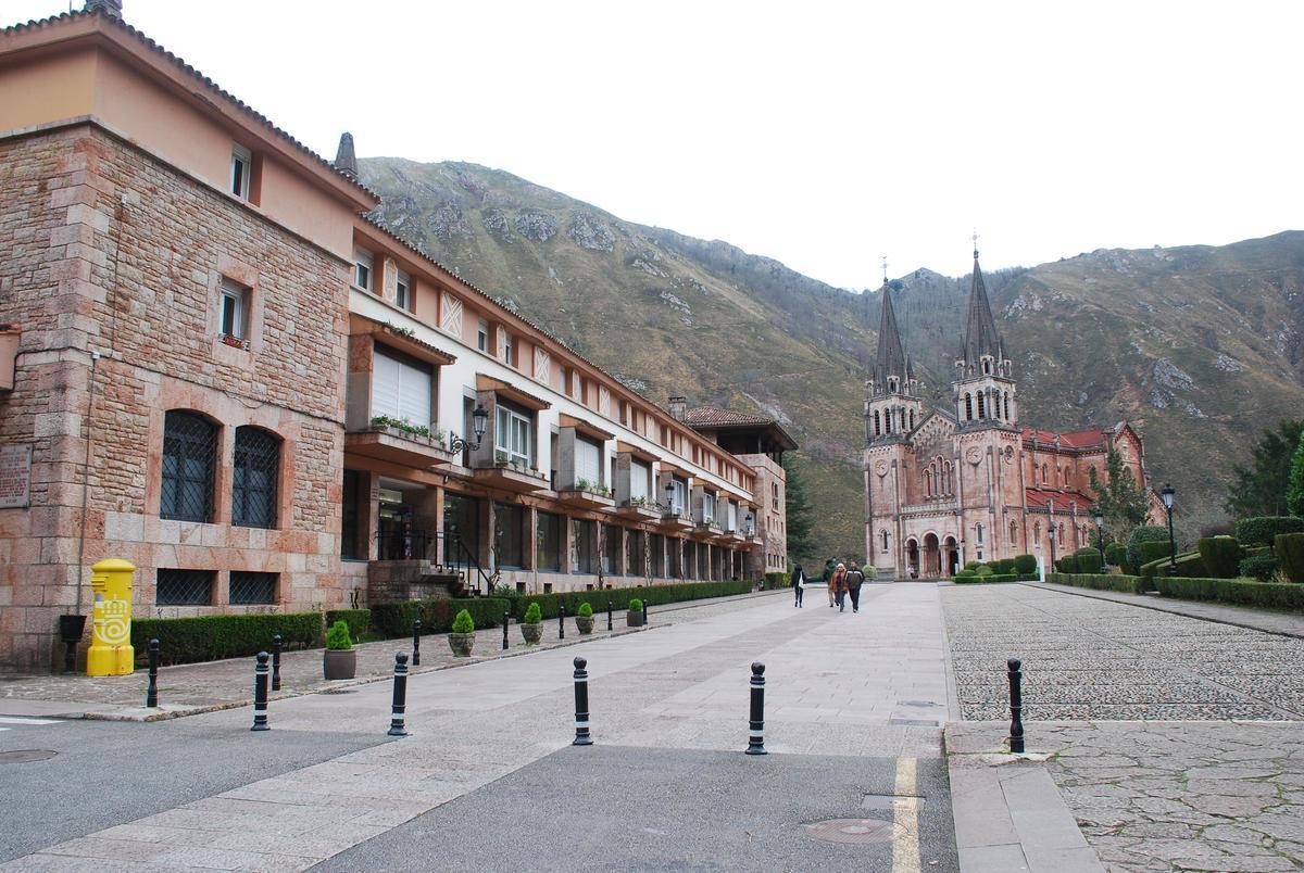 La explanada de la basílica de Covadonga.