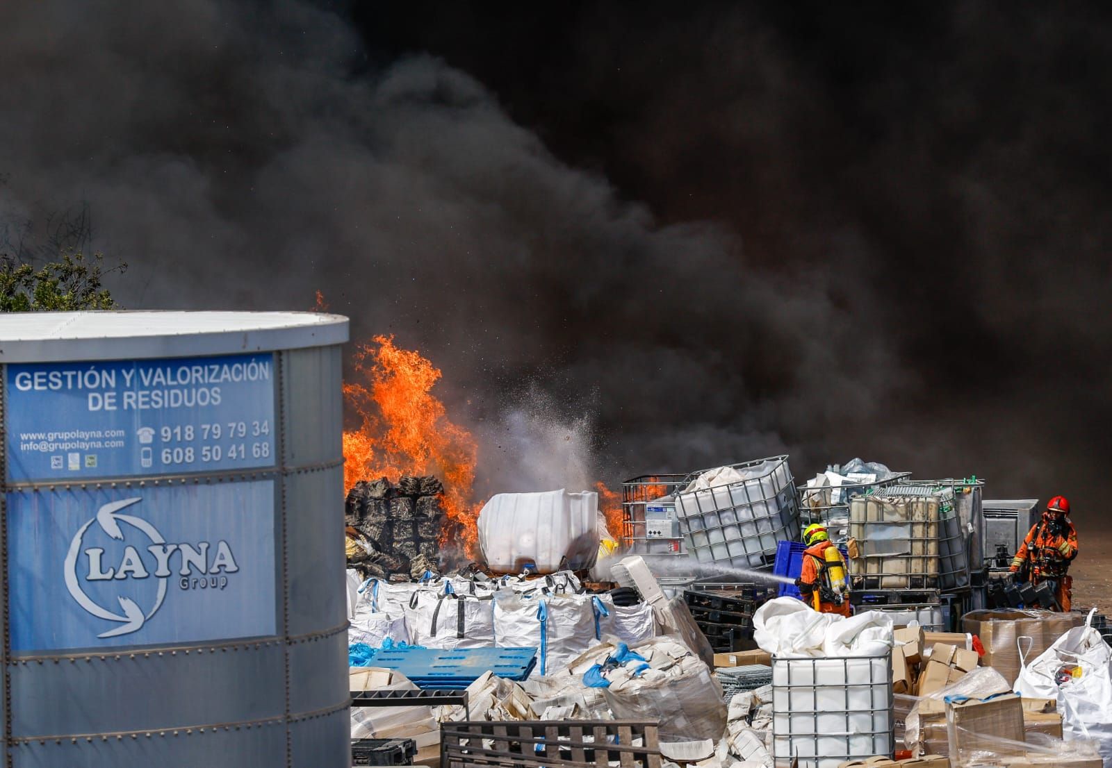 El incendio de la empresa de reciclaje de Silla, en imágenes