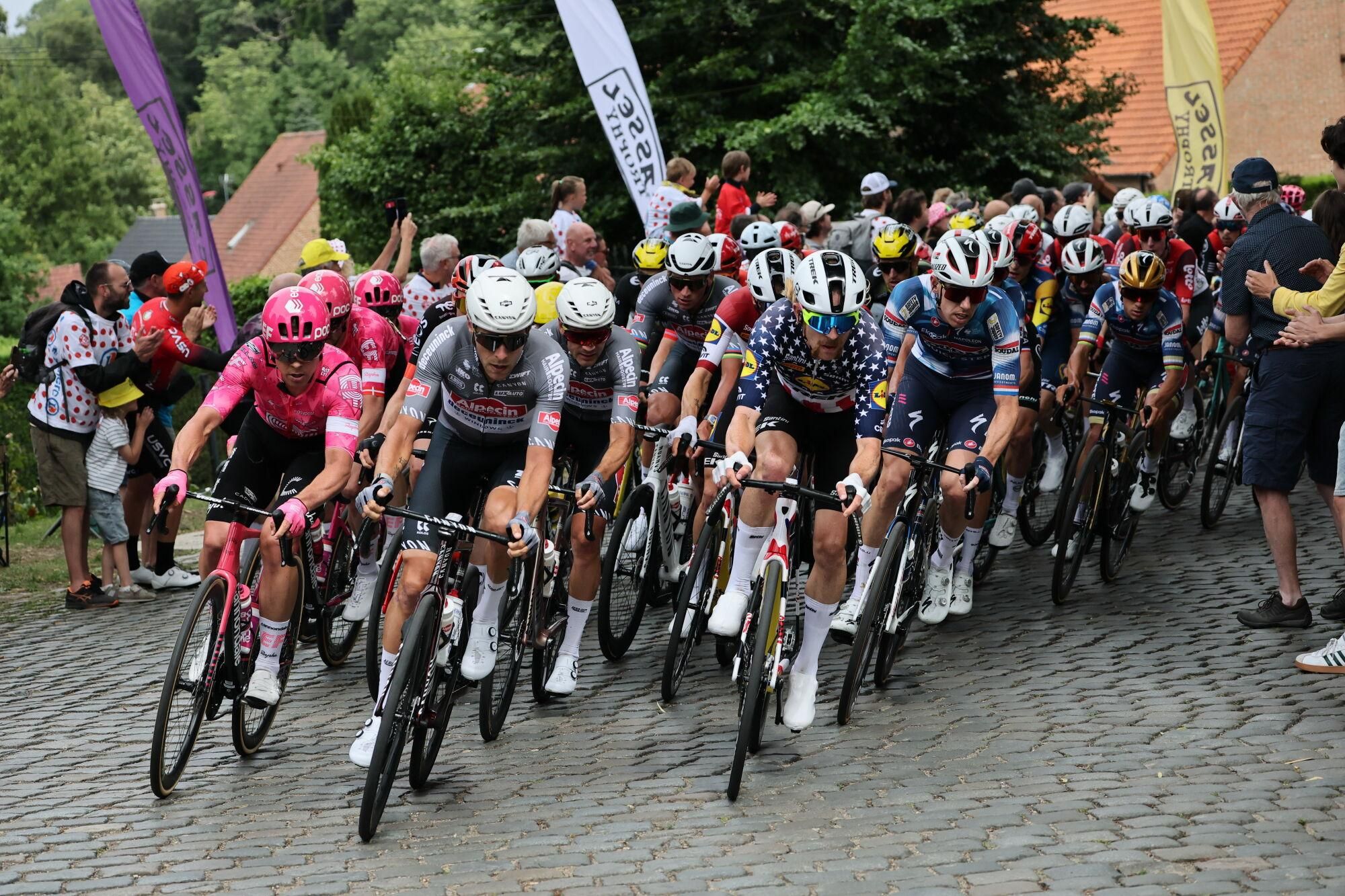 Lille (France), 05/07/2025.- Fans cheer as the pack rides over cobblestones during the 1st stage of the Tour de France cycling race over 184.9km in Lille Metropole, France, 05 July 2025. (Ciclismo, Francia) EFE/EPA/CHRISTOPHE PETIT TESSON