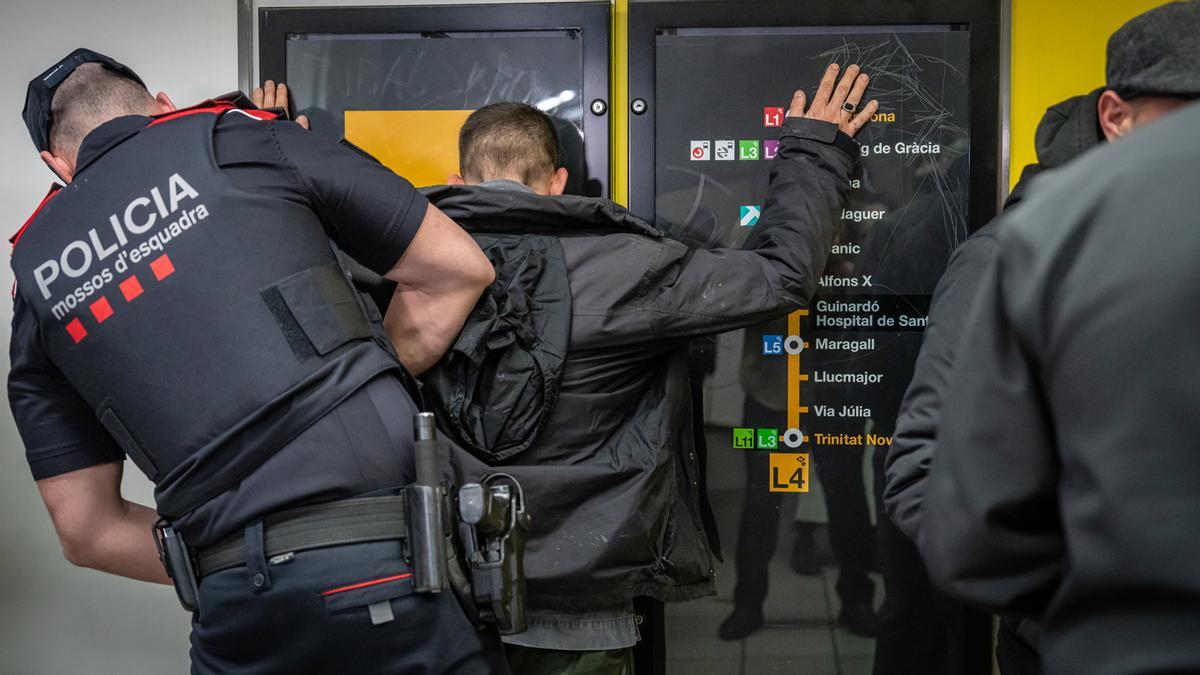 Mil agentes se despliegan en Barcelona, Badalona y LHospitalet en un macrodispositivo contra la multirreincidencia