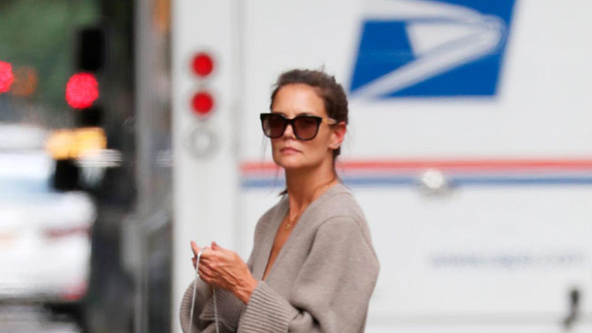 El look de entretiempo de Katie Holmes con cárdigan y mules