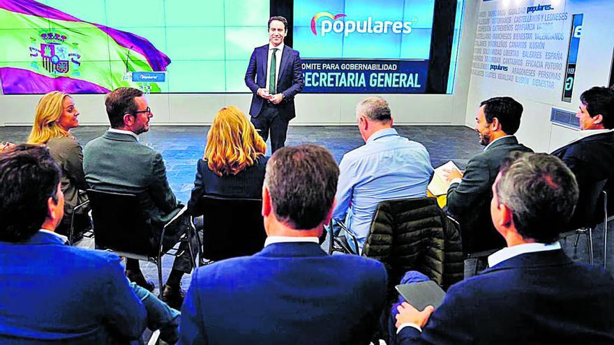 Primera reunión del Comité de Gobernabilidad del PP, con Lope Afonso a la derecha.