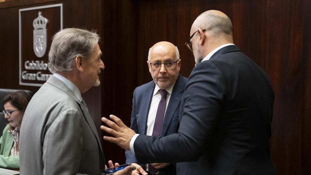 Pedro Justo, Antonio Morales y Aridany Romero, de espaldas, charlan antes del Pleno.