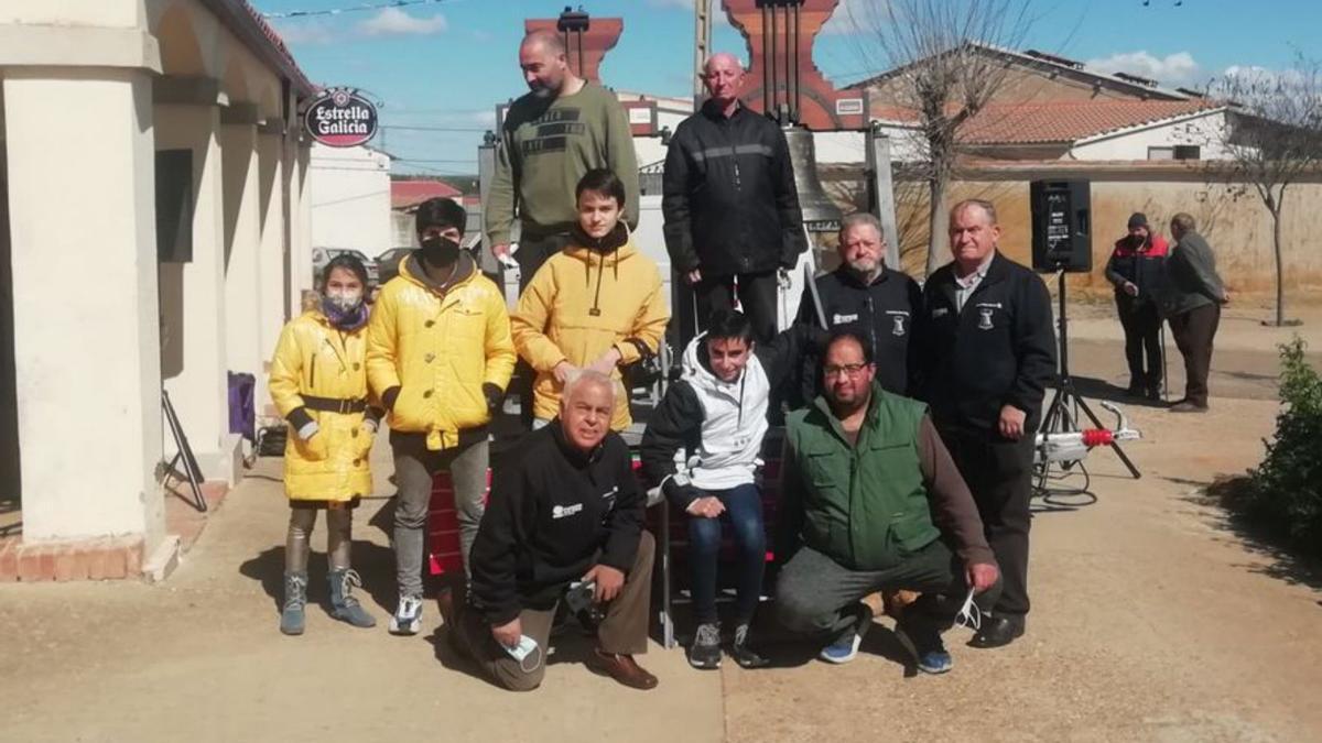 Los niños aprenden a tocar las campanas en Cerecinos del Carrizal